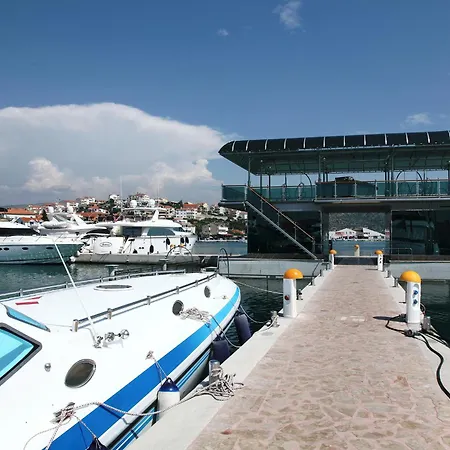 罗戈兹尼察弗拉帕码头度假村