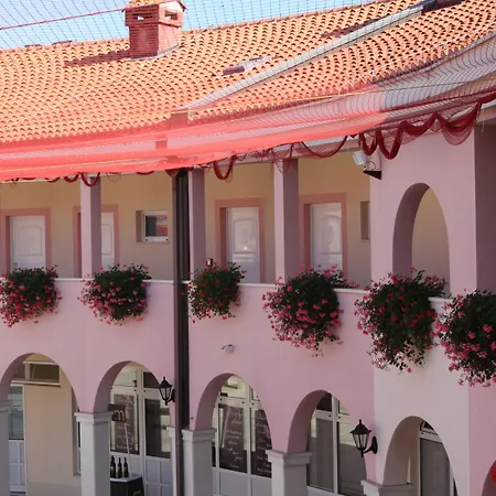 罗戈兹尼察弗拉帕码头度假村 酒店